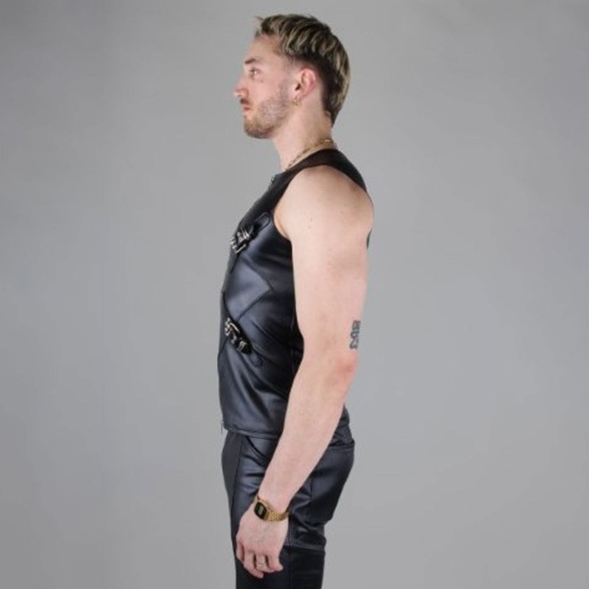 Wetlook leatherlook leather-look vegan leather faux top shirt sleeveless vest buckle front zip zipper fetish-fashion clubwear black